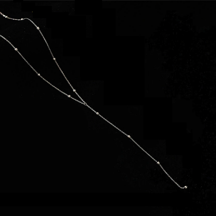 Náhrdelník s třásněmi na klíční kosti